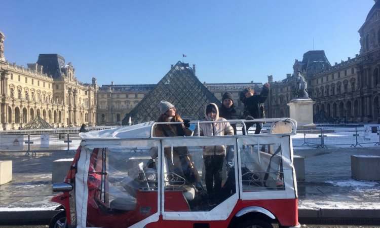 Tuktuk Paris Neige snow Musee Louvre Pyramide