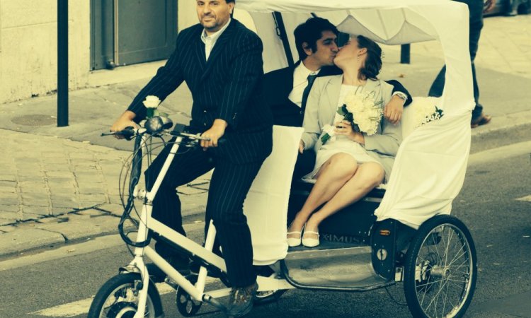 Mariage  insolite original en vélotaxi vélo-taxi  - Active Guides Paris