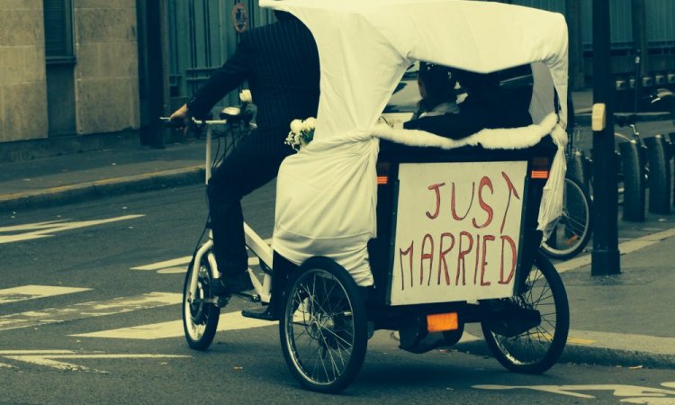 Mariage  insolite original en vélotaxi vélo-taxi  - Active Guides Paris